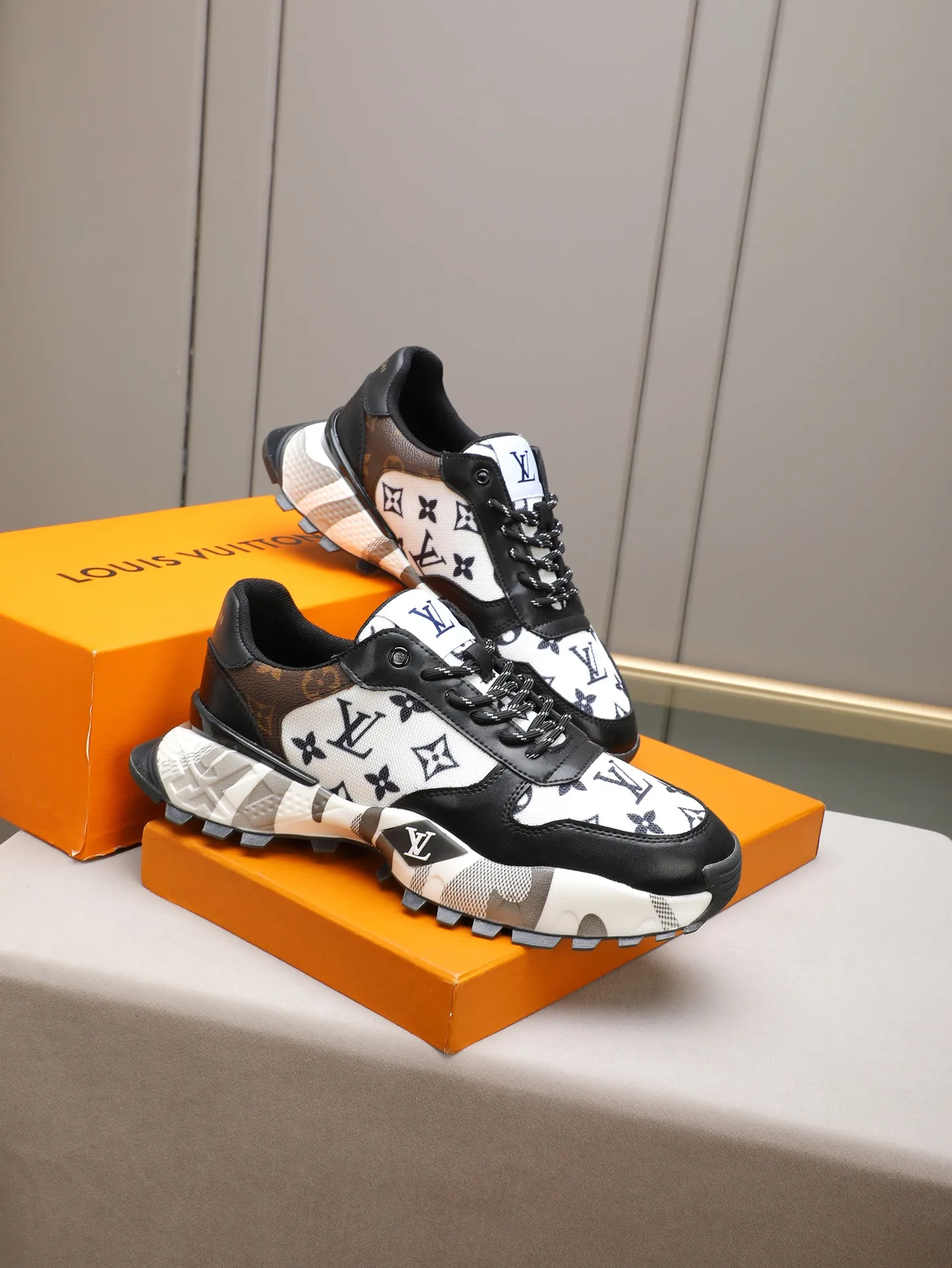 Men's shoes 💰440 [LV] Casual sports shoes, breathable and comfortable, easy to walk, a versatile style for trendy men, Versace special materials and calfskin ➕ breathable mesh lining ➕ popular printed outsole, sports and running style, super comfortable. Code number 38-44 (45 customized)